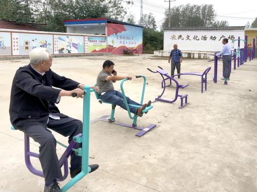淠东乡徐郢村农民文化广场。本报记者 田凯平 摄.jpg