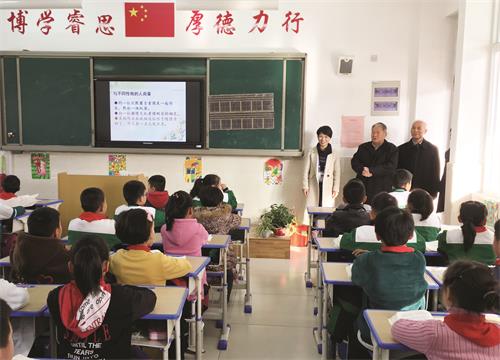 六版关工委捐赠.jpg