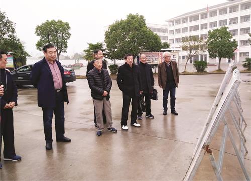 六版校调研关工助力脱贫工作.jpg