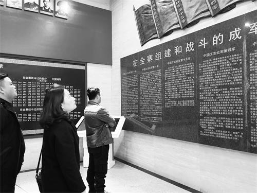 六版图为《大别山之恋》剧组及主创人员参观纪念堂.jpg
