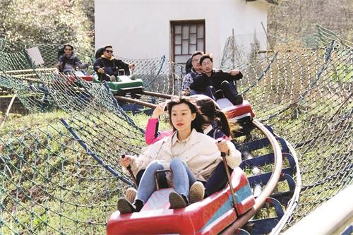 采风团体验燕子河大峡谷滑道.jpg